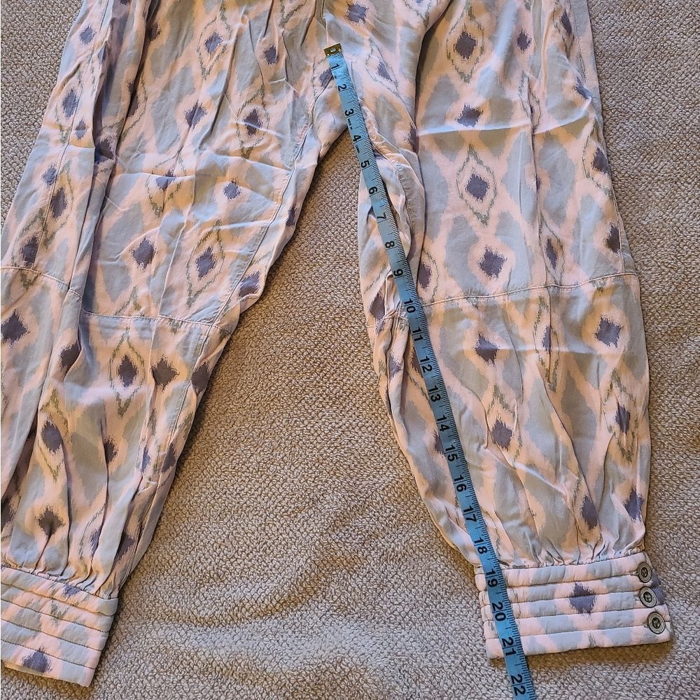 Stylish Patterned Cropped Pants - Picture 10 of 11